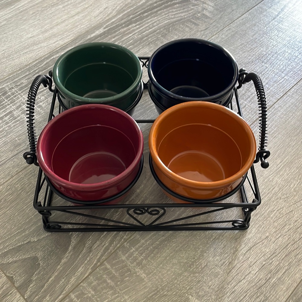4 Pottery Bowls with Metal Serving Basket